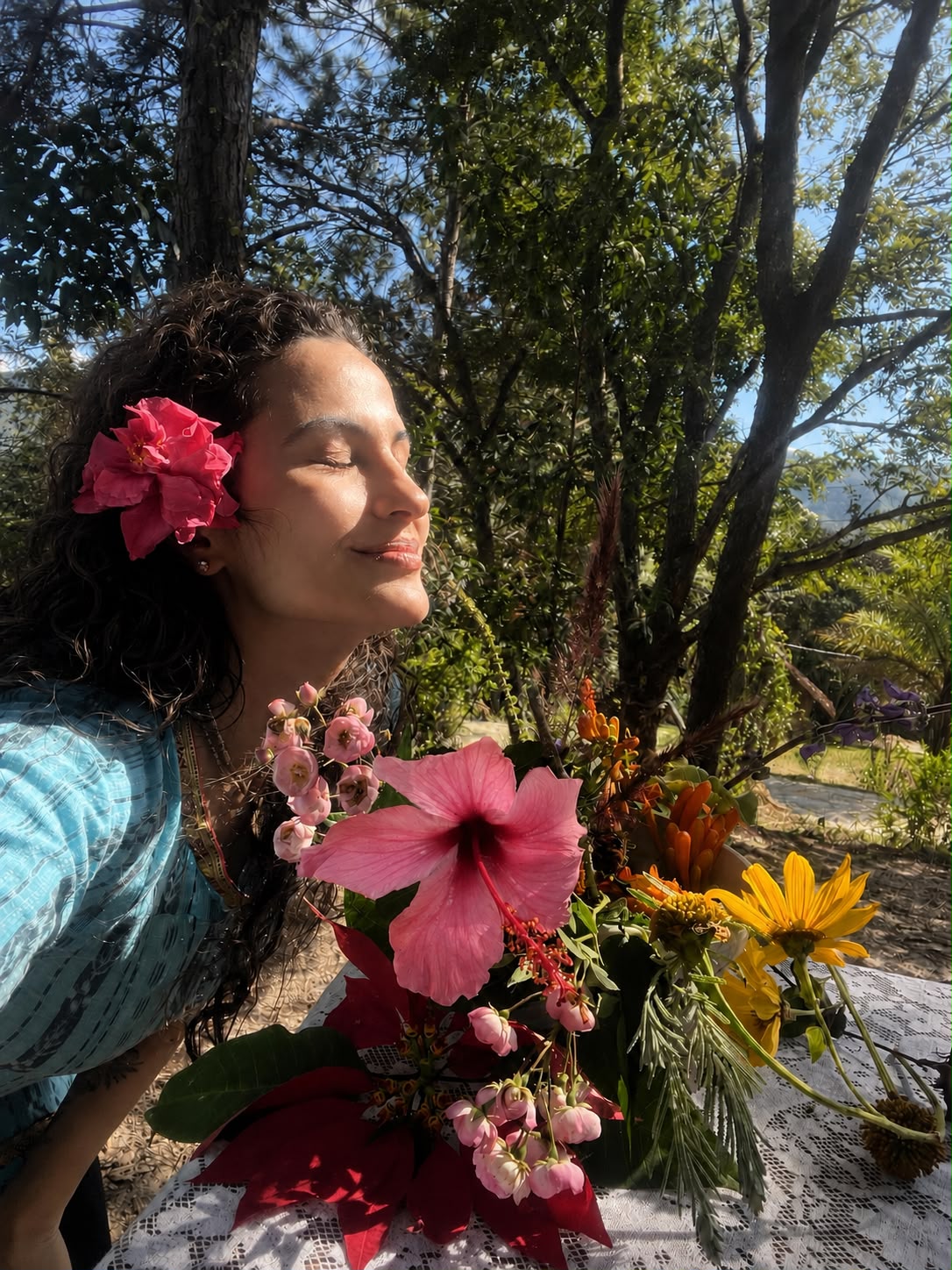 Braja Sundari junto às flores na natureza