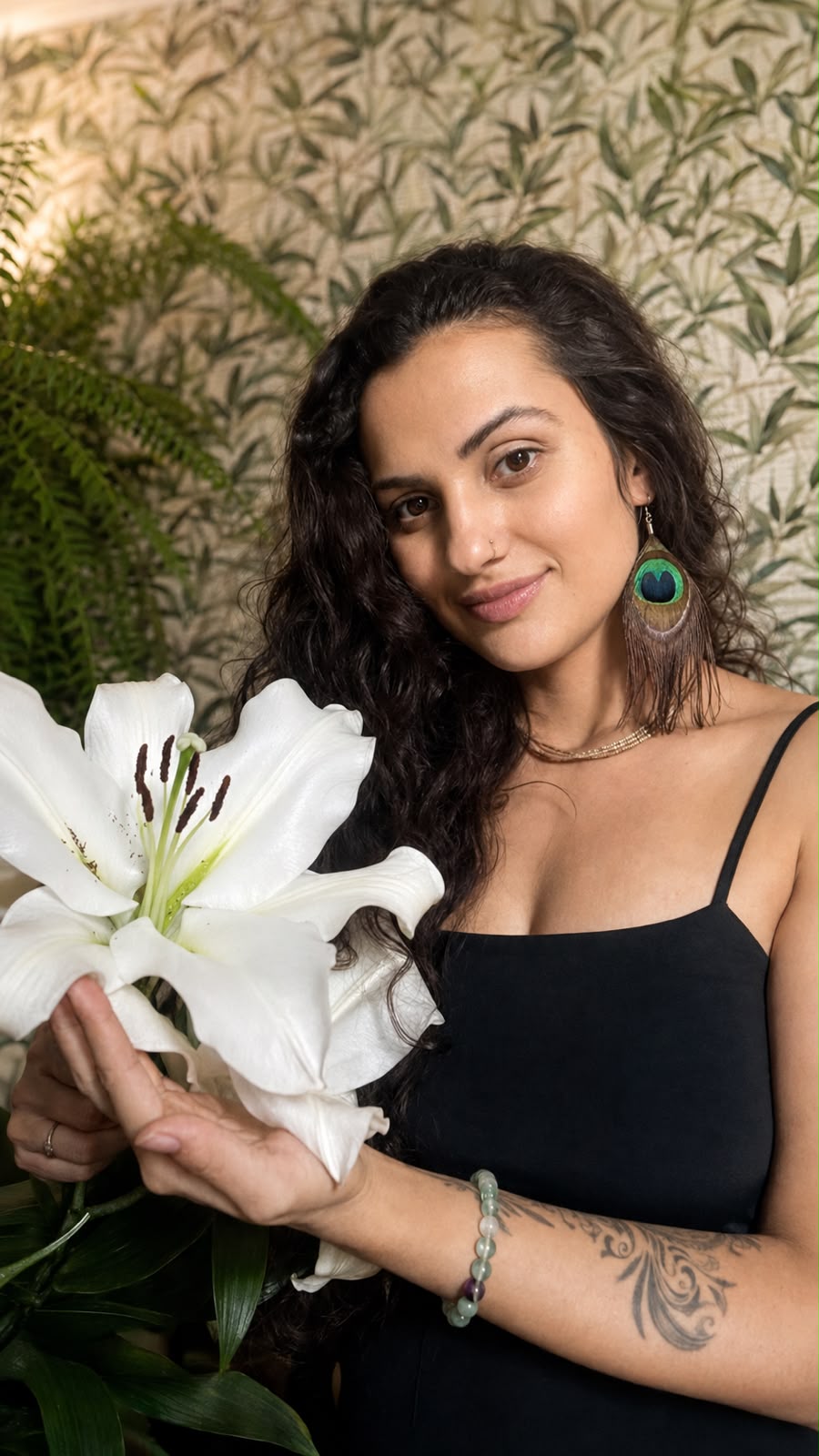 Braja Sundari com flores de lírio branco